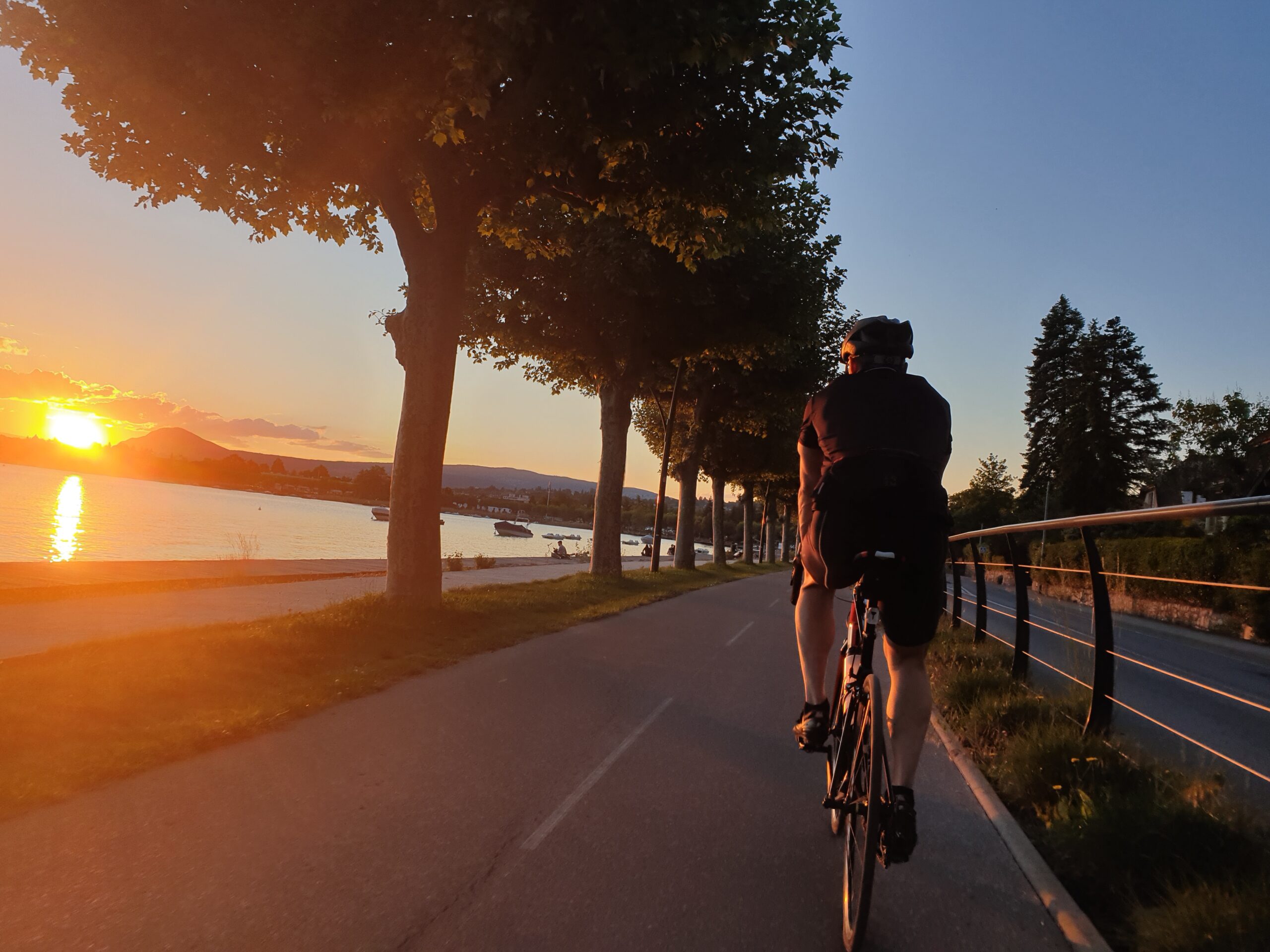 Tour du lac d’Annecy à vélo : itinéraires, temps de parcours et conseils